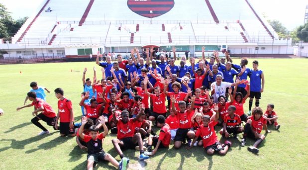 Euro Colchões participa de ação beneficente na escolinha de futebol da Mangueira