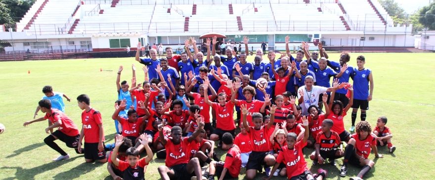 Euro Colchoes participa de ação beneficente para a escolinha de futebol da mangueira