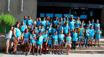 Campanha é do bem Euro Colchões - Crianças sorrindo com roupa azul