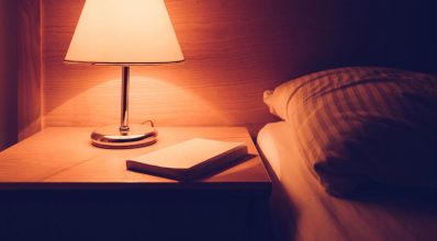 Abajur iluminando quarto | A iluminação do quarto pode afetar a qualidade do sono?
