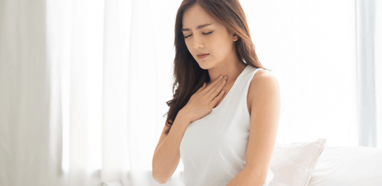 Mulher sente refluxo gástrico | Como evitar que o refluxo atrapalhe o sono?