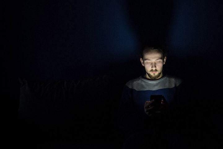 Como dormir rápido: fique longe do celular