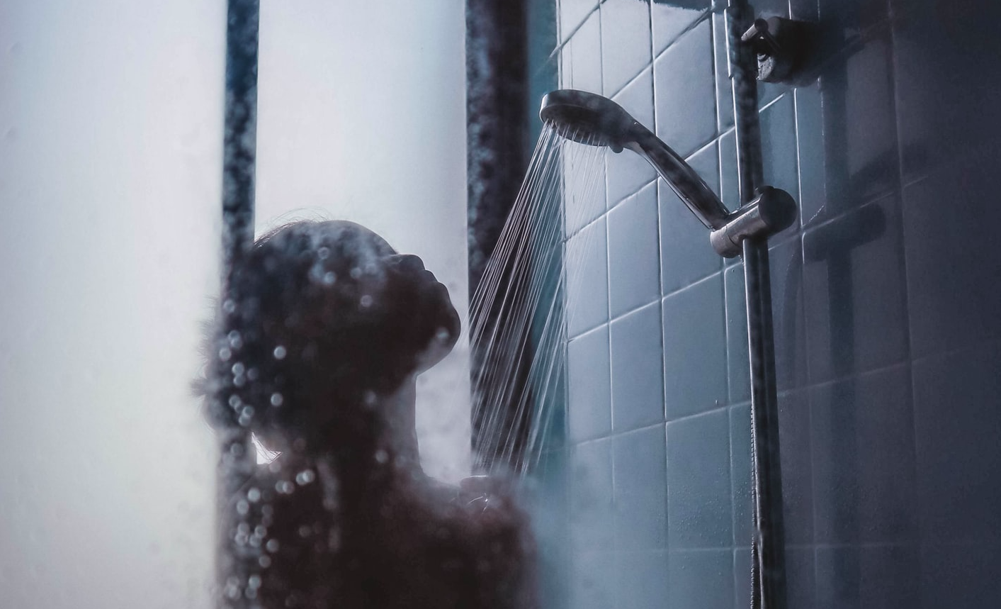 Melatonina: Por que uma rotina de sono saudável é importante relaxar-ajuda-produzir-melatonina