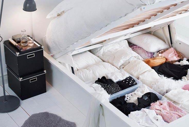 Formas de organizar o baú de uma cama