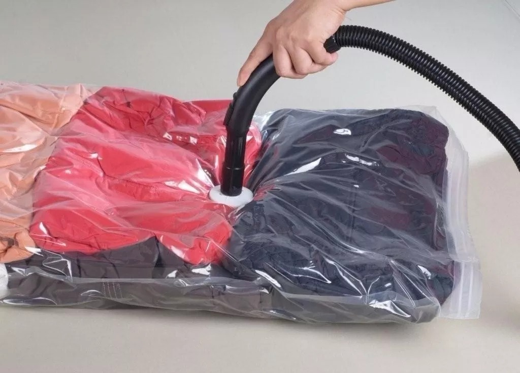 Organizadores a vácuo comprimindo o espaço das roupas