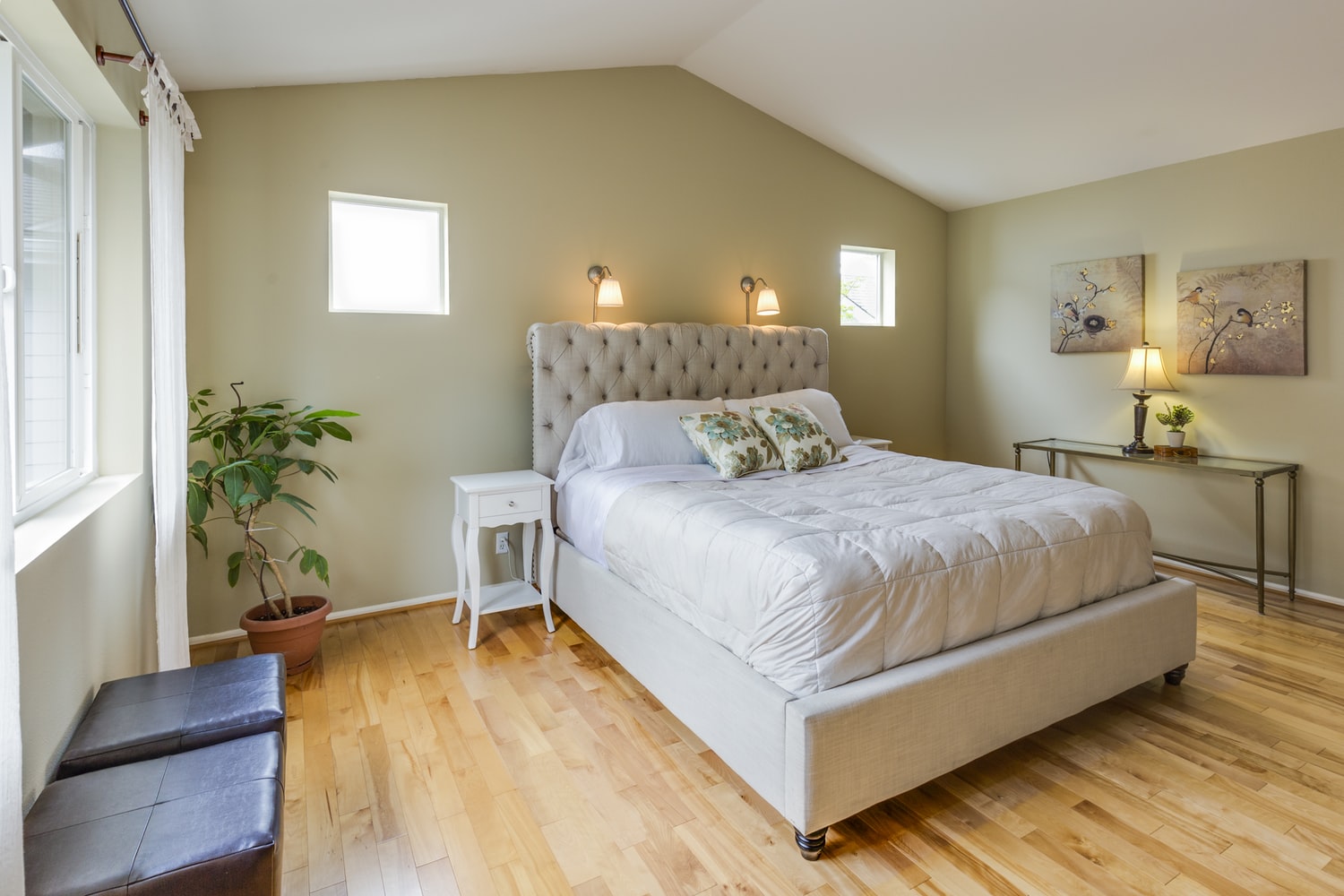 quarto fresco com poucos móveis